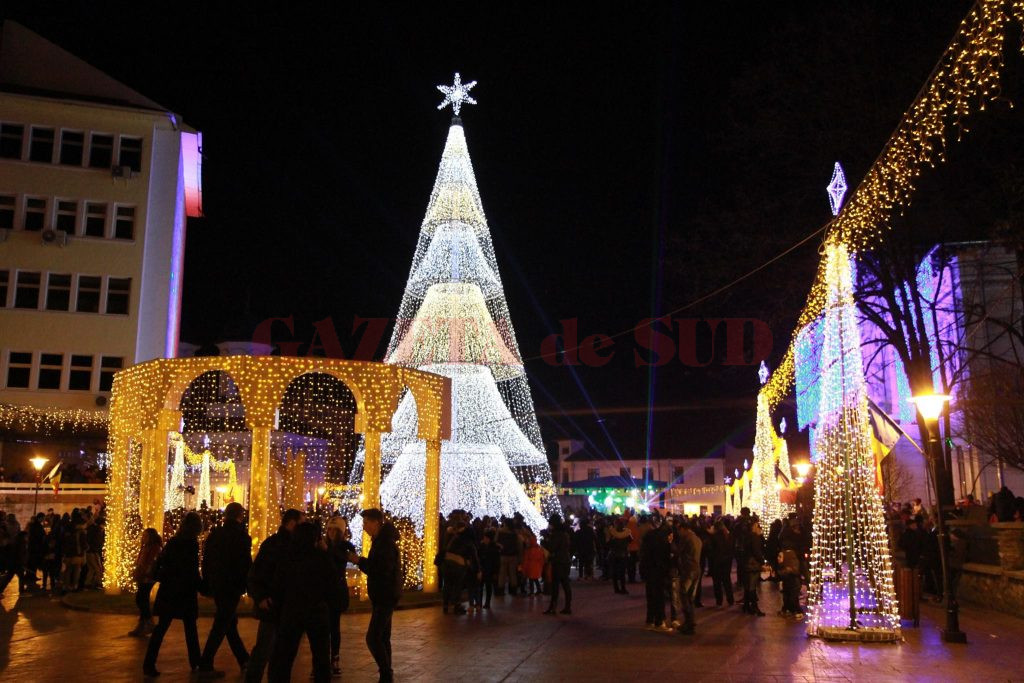 Bradul de Crăciun de la Târgu Jiu valorează 100.000 de euro şi riscă să rămână în depozit