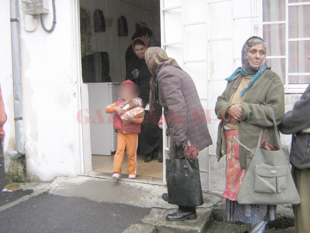 22 de părinţi muncesc în folosul comunităţii pentru hrana de la Cantina de ajutor social pe care o oferă copiilor