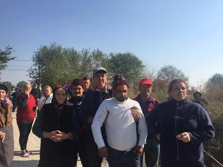 Tatăl băiatului de 14 ani (în flanel alb) a explicat că ultima oară și-a văzut fiul luni după-amiază