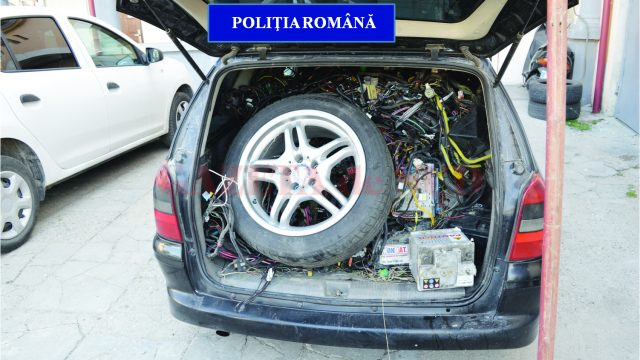 În aprilie, polițiștii craioveni au blocat în trafic un autoturism în care se aflau componente auto furate dintr-un centru de dezmembrări din Ișalnița