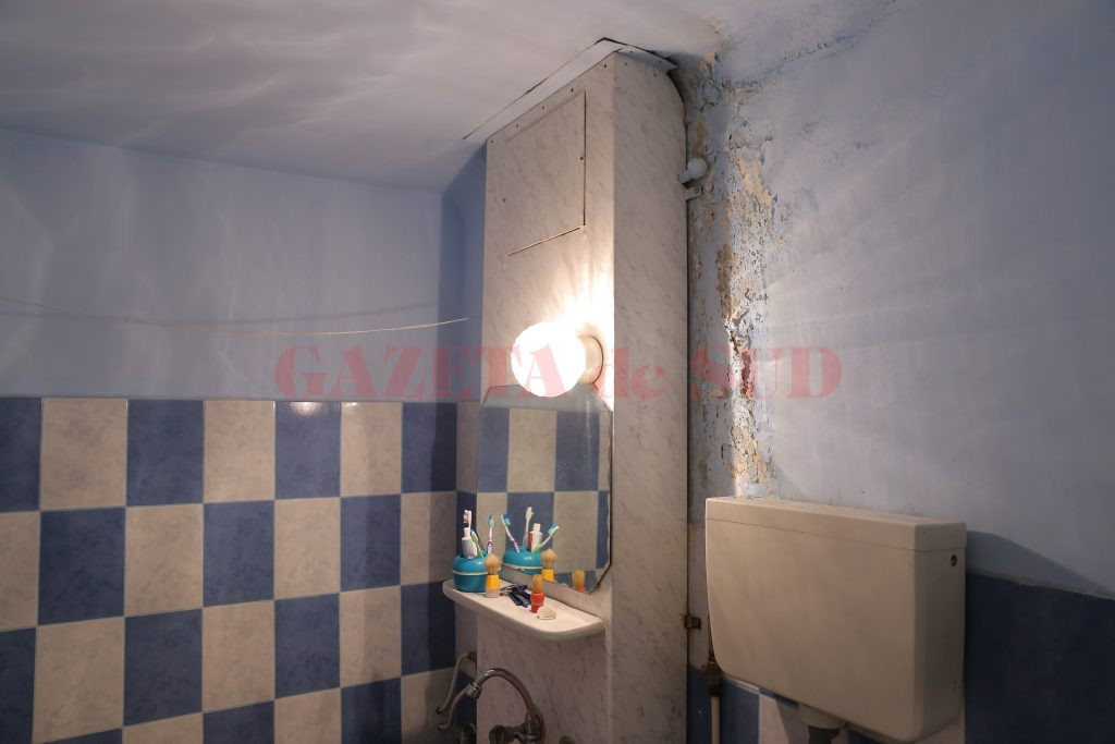 Pagube produse de inundație într-un apartament din blocul H2