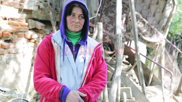 Ionela Manucu, în fața casei în care locuiește acum cu cele două fete