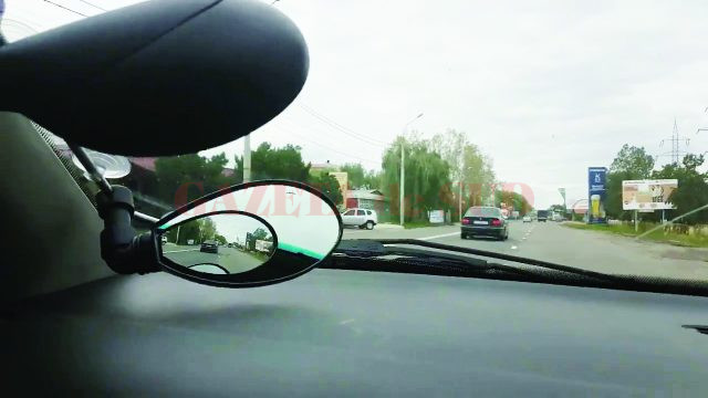 Sistemul de oglinzi periscopice asigură vizibilitatea în partea stânga-față a mașinii,  fiind util în efectuarea depășirilor