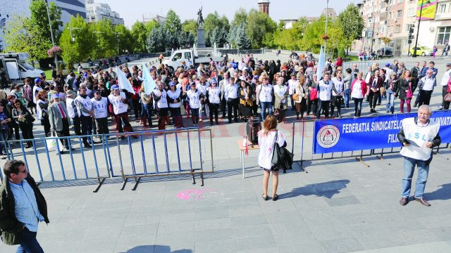 Cadre didactice afiliate la FSLI Dolj au protestat ieri în Piața Prefecturii din Craiova (FOTO: Claudiu Tudor)