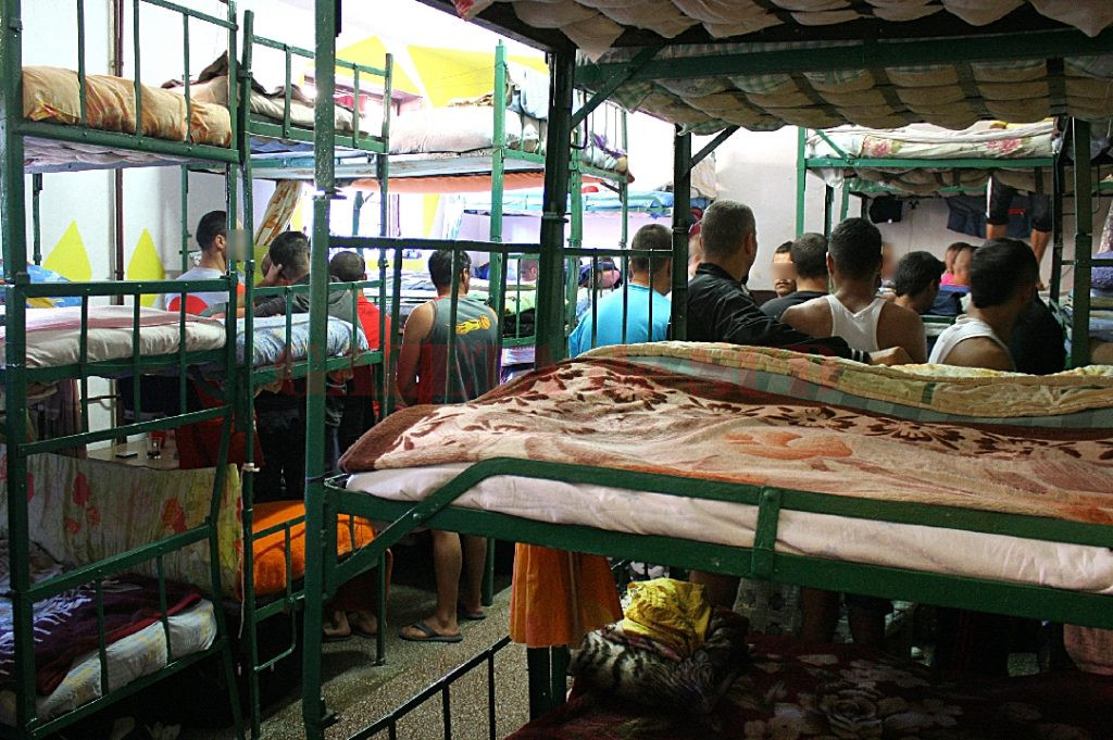 Deținuții înghesuiți în penitenciare, unii cazați în paturi suprapuse pe două şi trei rânduri, ar trebui să primească câte șase zile pentru fiecare lună petrecută în astfel de celulă (Foto:gazetadenavodari.ro)