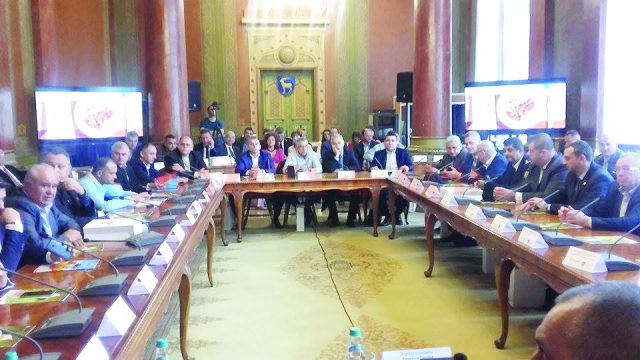 Autoritățile locale și județene au fost invitate la prezentarea proiectului de reînființare a complexului de creștere a păsărilor