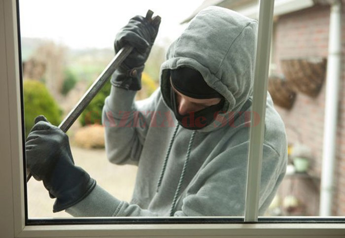  Polițiștii au stabilit că hoții au intrat în cele patru locuințe prin forțarea ferestrelor de tip termopan (Foto: satmareanul.net)