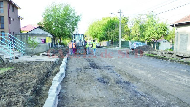 Pe strada Toporași se lucra, săptămâna trecută, la montarea bordurilor (FOTO: Claudiu Tudor)