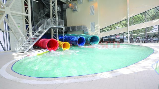 Așa arătau toboganele și bazinele din interiorul Complexului acvatic la inaugurarea din 11 august, însă despre ele se spune că sunt funcționale și în prezent (Foto: arhiva GdS)