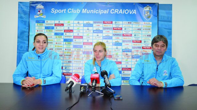 Cristina Zamfir Florianu, Zeljka Nikolic și antrenorul secund Dumitru Berbece au vorbit despre partidele următoare, din campionat și Cupa EHF (Foto: Alexandru Vîrtosu)