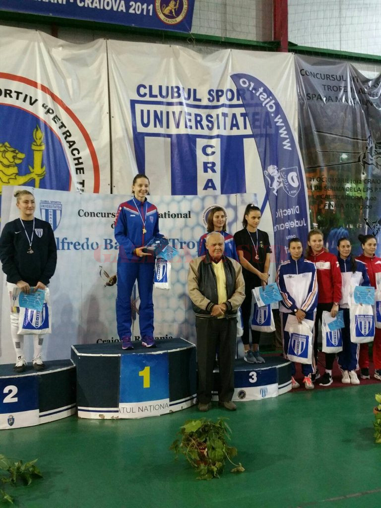 Ana Maria Popescu (centru) a câștigat competiția de la Craiova. Două sportive de la CS Universitatea, Raluca Sbîrcia (stanga) și Claudia Năboiu (locul trei, în dreapta) au urcat și ele pe podium