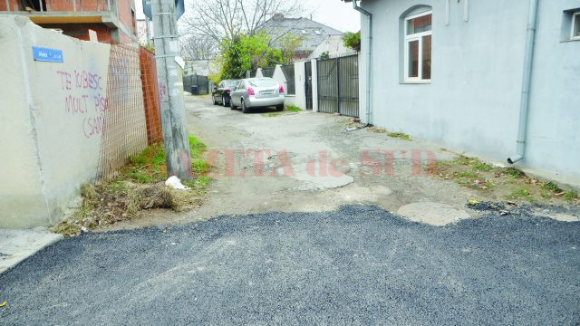 Strada Rovine a fost asfaltată, aleile nu (FOTO: Claudiu Tudor)