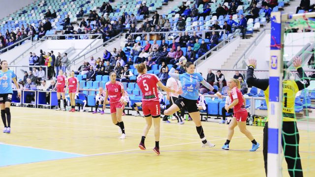 Jelena Trifunovic (la minge) și colegele sale trebuie să învingă Romanul, pentru a-și consolida locul doi în Liga Florilor (FOTO: Claudiu Tudor)