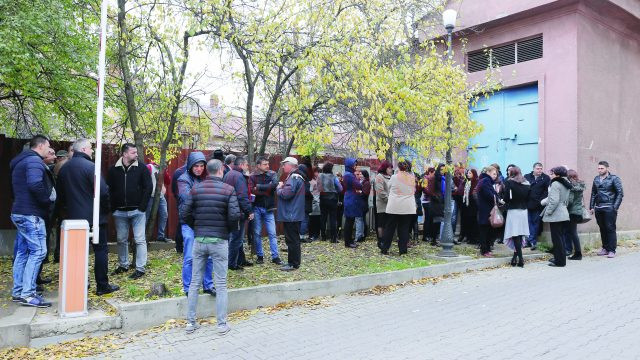 Aproximativ 60 de angajați ai APIA Dolj au protestat pașnic în curtea instituției (Foto: Lucian Anghel)