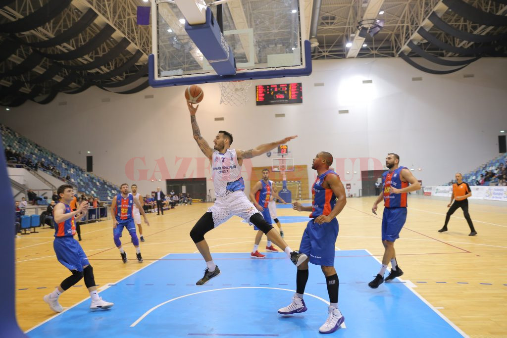 Ivan Siriscevic (la minge) a marcat 33 de puncte în confruntarea cu Steaua (foto: Claudiu Tudor)