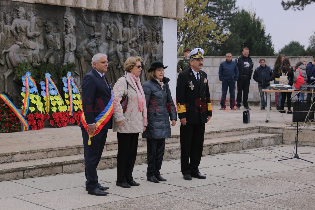 Strănepoatele generalului Nicolae Dumitrescu-Maican, alături de primarul Calafatului şi de un reprezentant al Forţelor Navale