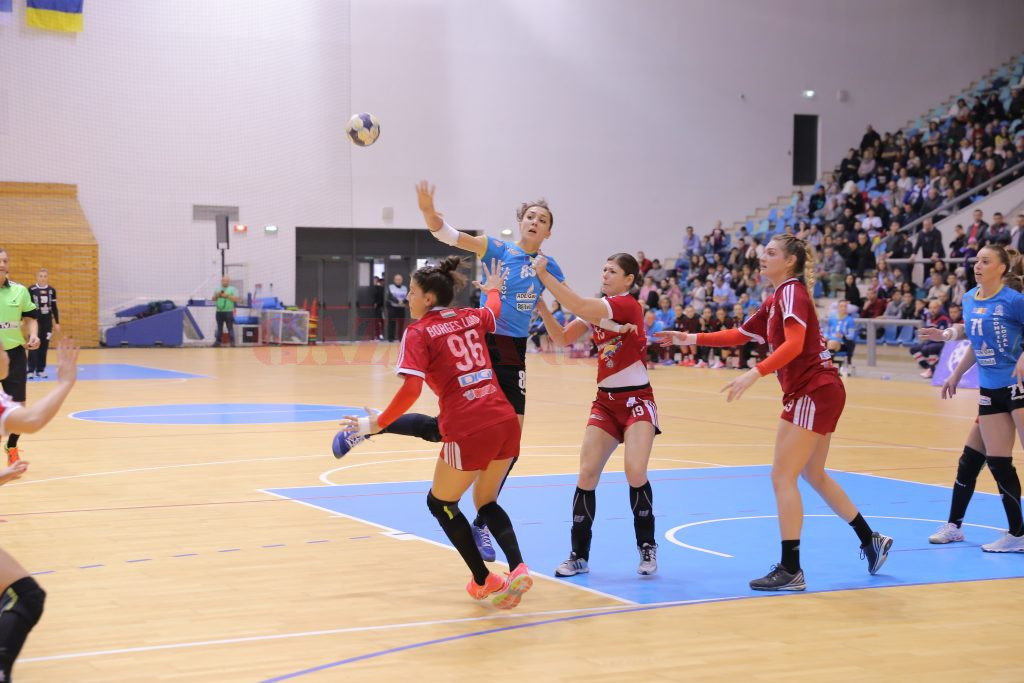 Cristina Zamfir Florianu (în albastru) şi colegele sale luptă cu unguroaicele de la Debrecen (foto: Lucian Anghel)Cristina Zamfir Florianu (în albastru) şi colegele sale luptă cu unguroaicele de la Debrecen (foto: Lucian Anghel)Cristina Zamfir Florianu (în albastru) şi colegele sale luptă cu unguroaicele de la Debrecen (foto: Lucian Anghel)