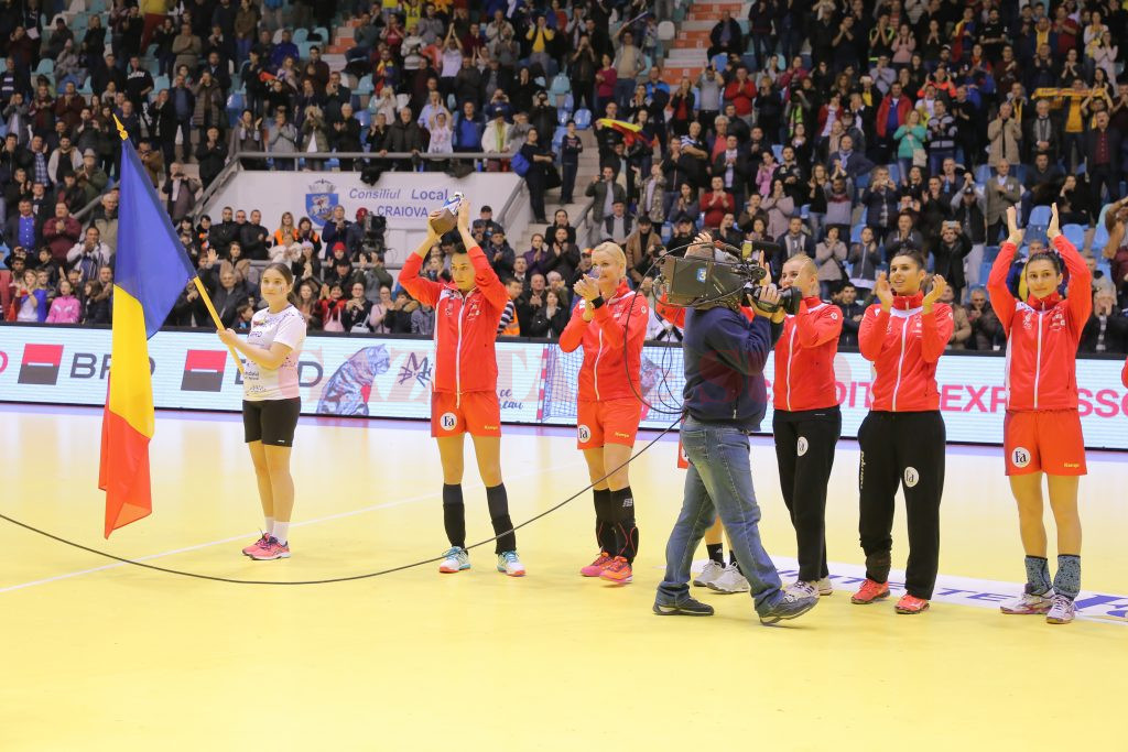 Cristina Neagu a fost jucătoarea care a primit trofeul pentru locul doi (foto: Lucian Anghel)