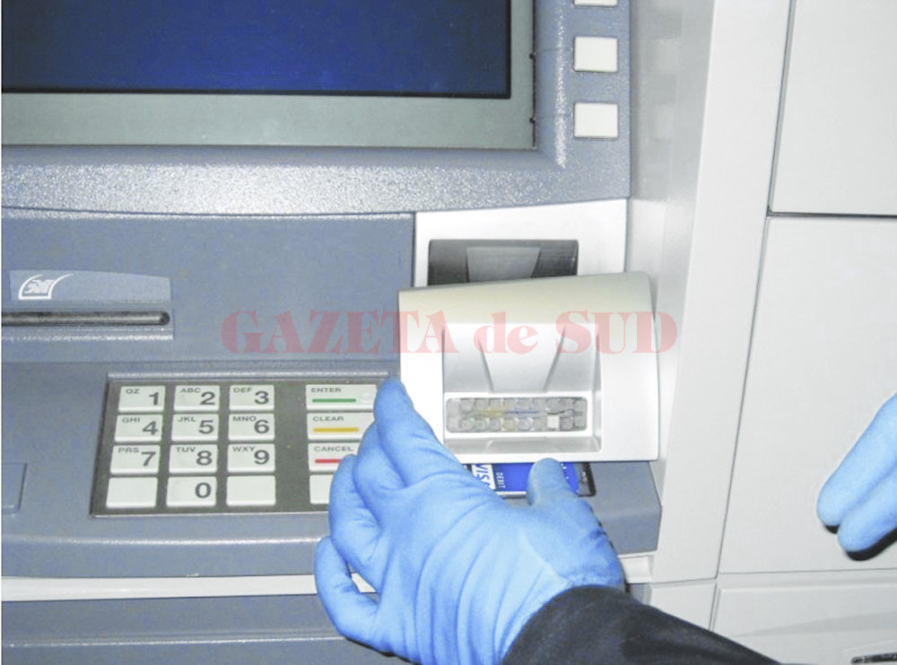 Unul dintre cele patru dispozitive tip gură de bancomat a fost montat de inculpați, pe 14 iulie 2016, pe un bancomat de pe strada 1 Decembrie 1918 din Craiova