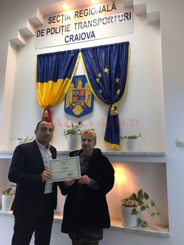 Femeia a fost felicitată pentru gestul său de șeful Secţiei Regionale Poliţie Transporturi Craiova