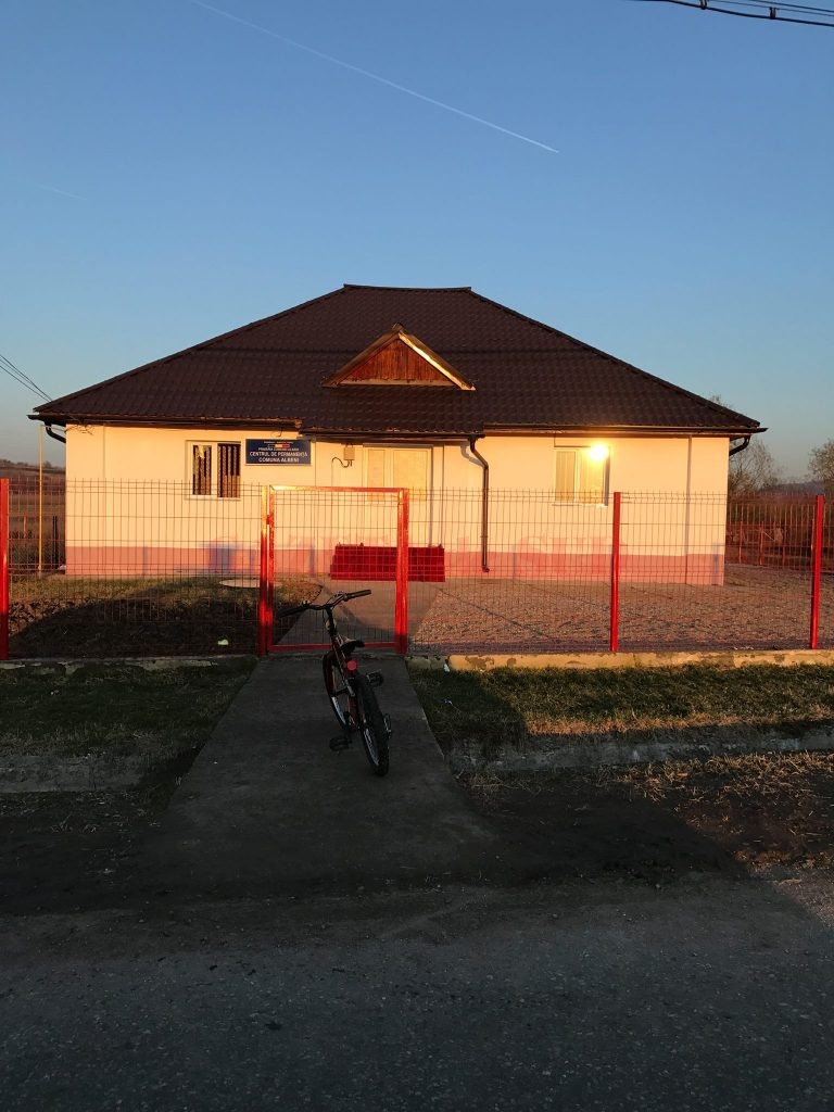 Centrul de la Albeni şi-a început activitatea de duminică