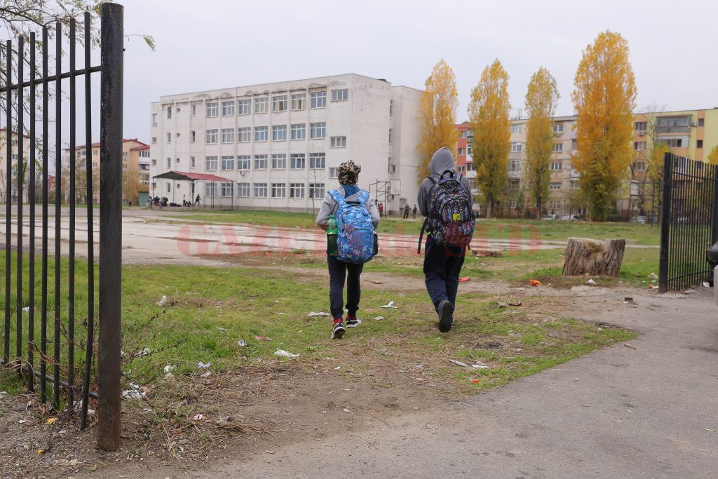 Elevii și-au făcut cale de acces în școală în zona în care gardul a fost tăiat