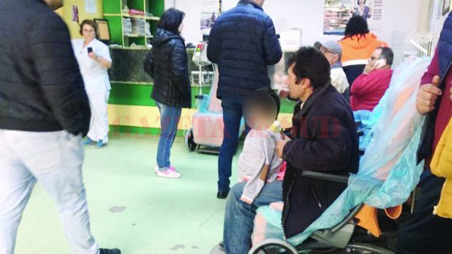 O fetiţă cu mâna fracturată a aşteptat ore în şir până să fie tratată
