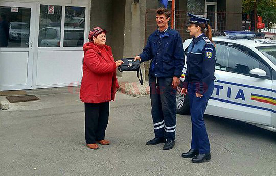Bărbatul care a găsit geanta s-a întâlnit cu femeia  care o pierduse la Secția 3 Poliție Craiova