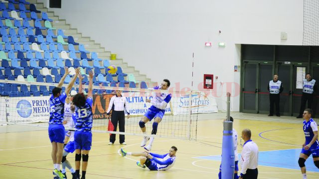 Bjorn Hohne (nr. 2, dreapta) şi colegii săi au câştigat cu 3-0 partida cu Timişoara şi acum încearcă să aducă puncte şi din deplasare (FOTO: Claudiu Tudor)