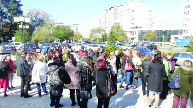 Aproximativ 40 de medici de familie din cei 240 din județul Olt au pichetat joi sediile Prefecturii Olt și Casei Județene de Asigurări de Sănătate Olt (FOTO: Alina Mitran)