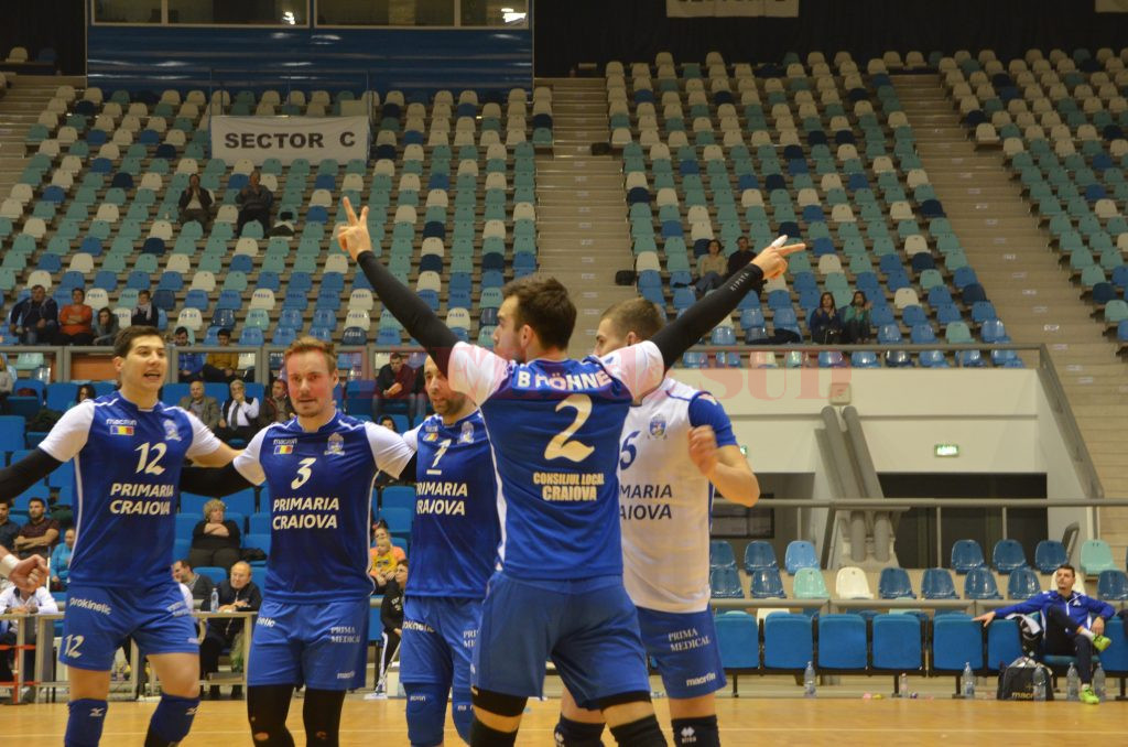 Voleibaliştii craioveni sărbătoresc calificarea în semifinalele Cupei României (foto: Daniela Mitroi-Ochea)