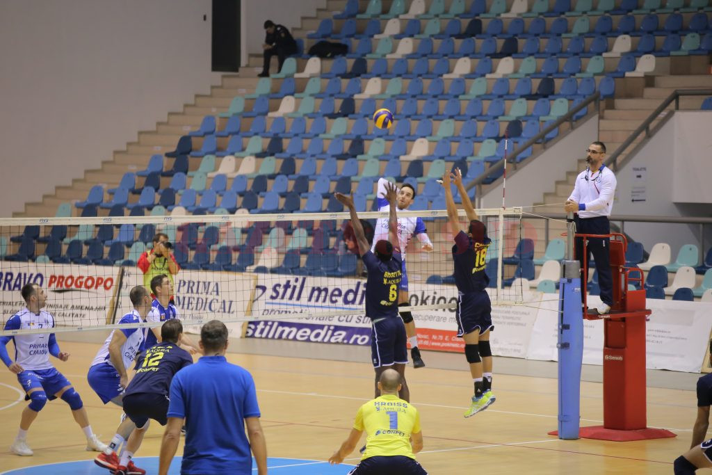 Hohne (în alb) şi colegii săi ţinut aproape de ploieşteni în primele două seturi, dar au pierdut cu 3-0 (foto: Claudiu Tudor)