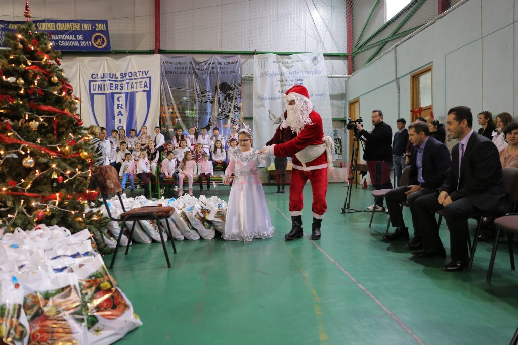 Moș Crăciun a venit la Liceul cu Program Sportiv „Petrache Trișcu” (foto: Claudiu Tudor)
