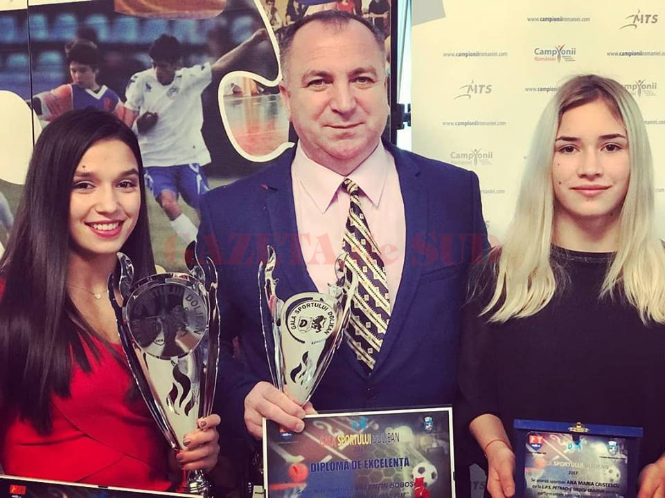 După plecarea Ştefaniei Priceputu (stânga) la clubul Steaua Bucureşti, alţi elevi de-ai antrenorului Valentin Boboşca au făcut pasul spre CSM Craiova, având dublă legitimare cu LPS "Petrache Trişcu". Ana Maria Cristescu (dreapta) este una din sportivele care vor lupta şi pentru CSM în 2018