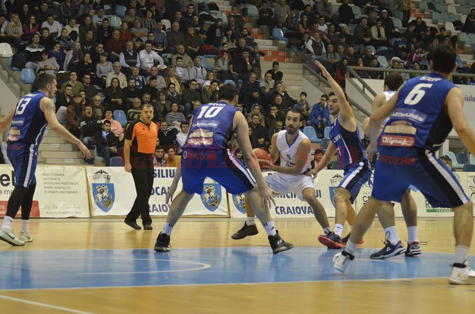 Goran Martinic (la minge) şi-a învins fosta echipă (foto: Alexandru Vîrtosu)