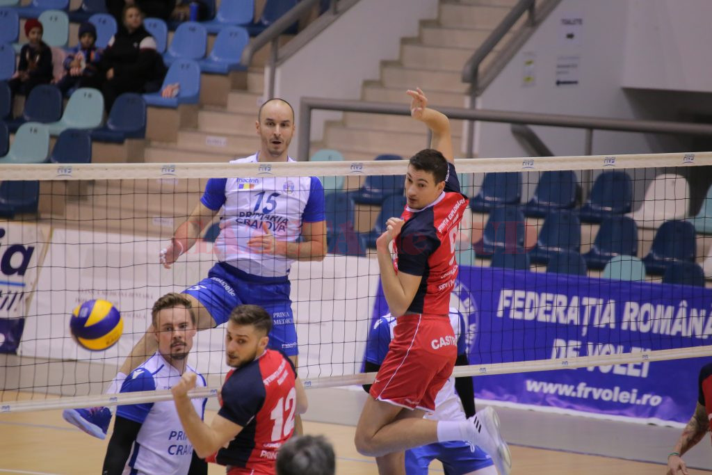 Voleibaliştii craioveni (în tricou alb) şi-au luat revanşa în faţa băimărenilor, după ce în tur Explorări Baia Mare s-a impus (foto: Lucian Anghel)