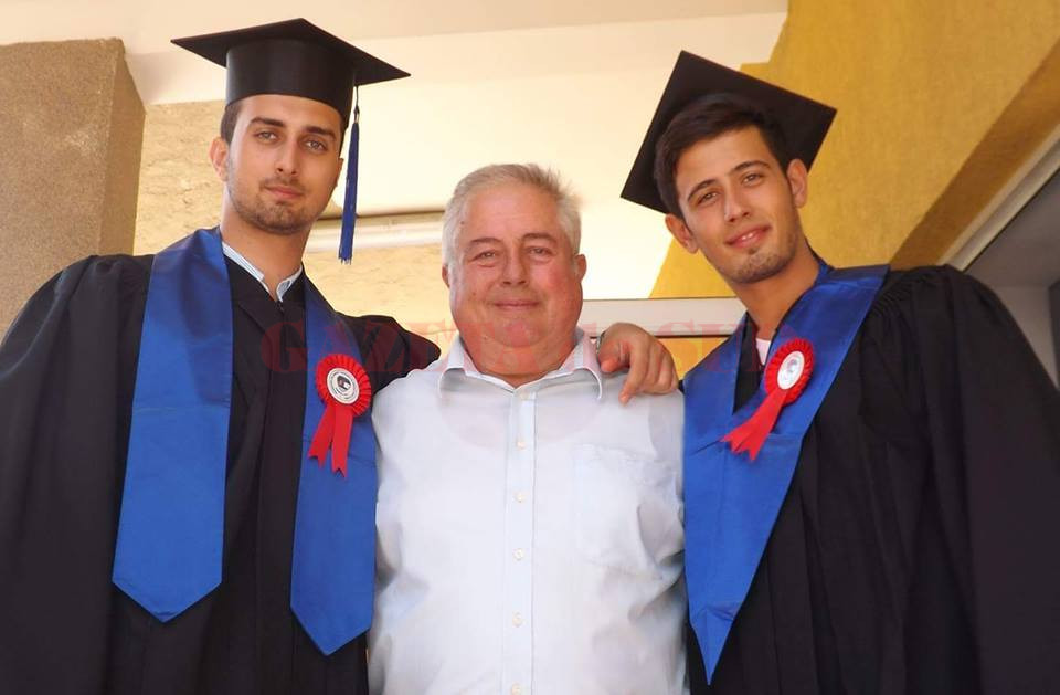 Regretatul profesor Cristian Corneanu (centru) alături de cei doi băieţi ai săi, Cristi (stânga) şi Iulian, de care era tare mândru
