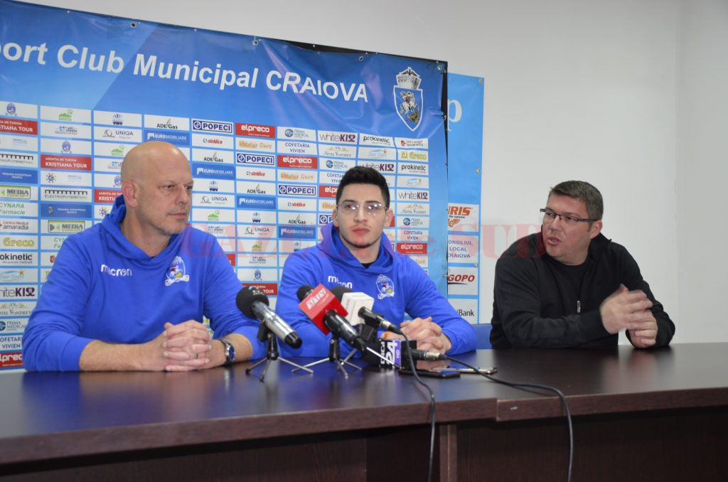 Rami Hadar (stânga), jucătorul Sebastian Ionescu și Marius Toma au participat la conferința de presă (foto: Alexandru Vîrtosu)