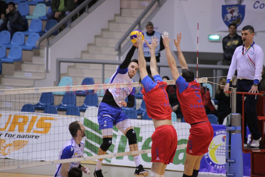 Voleibaliștii craioveni (în alb) sperau la puncte în partida cu Steaua, dar nu au luat niciunul (foto: Lucian Anghel)