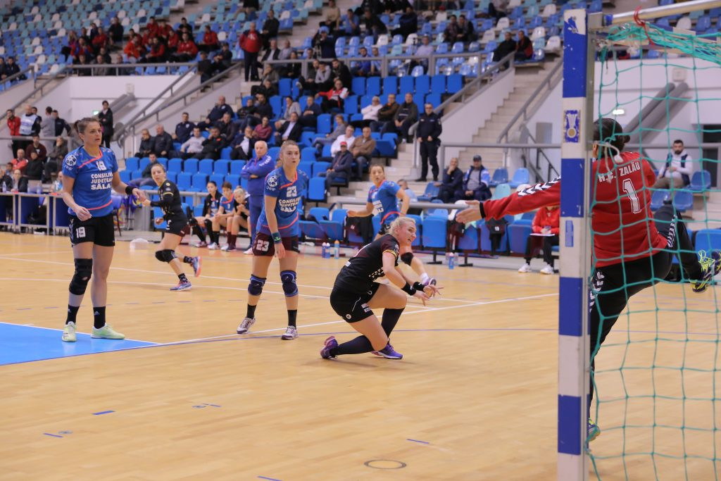 În partida tur, Andreea Pricopi (în negru) și colegele sale s-au impus cu scorul de 31-24 (foto: Lucian Anghel)