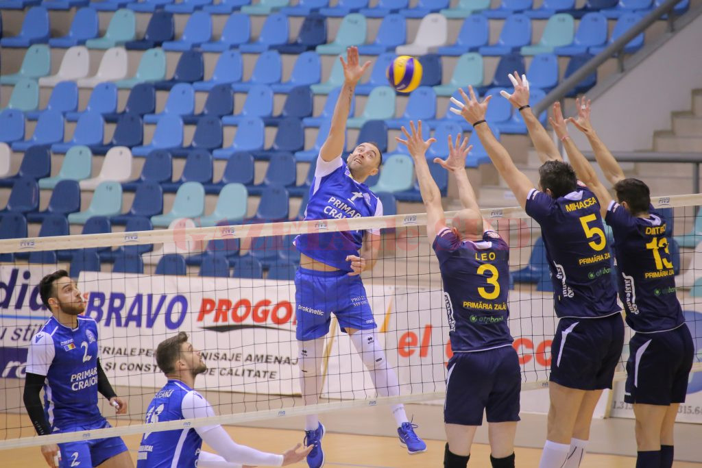 Bogdan Ene (în albastru) şi colegii săi au obţinut pimul succes în play-off (foto: Lucian Anghel)