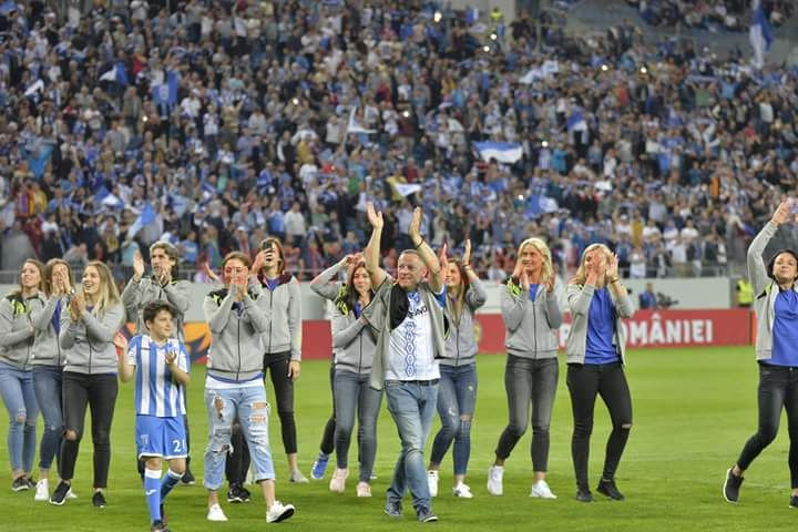 Bogdan Burcea și elevele sale au fost prezenţi pe stadionul "Ion Oblemenco" (foto: SCM Craiova Handbal Oficial)