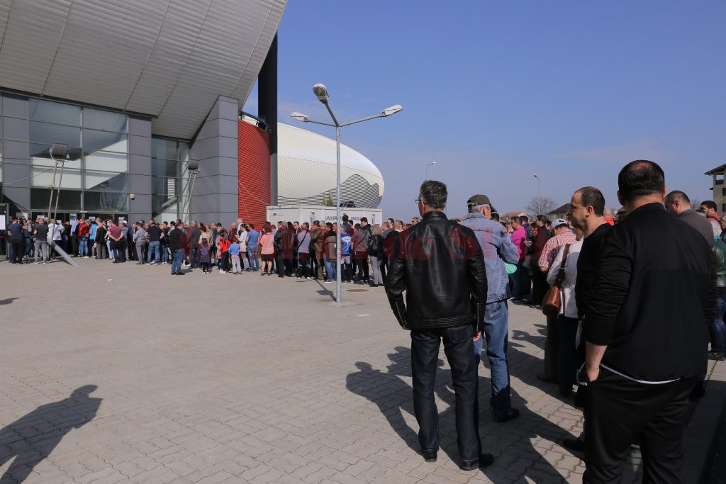 Suporterii au venit în număr mare să cumpere bilete (foto: Lucian Anghel)