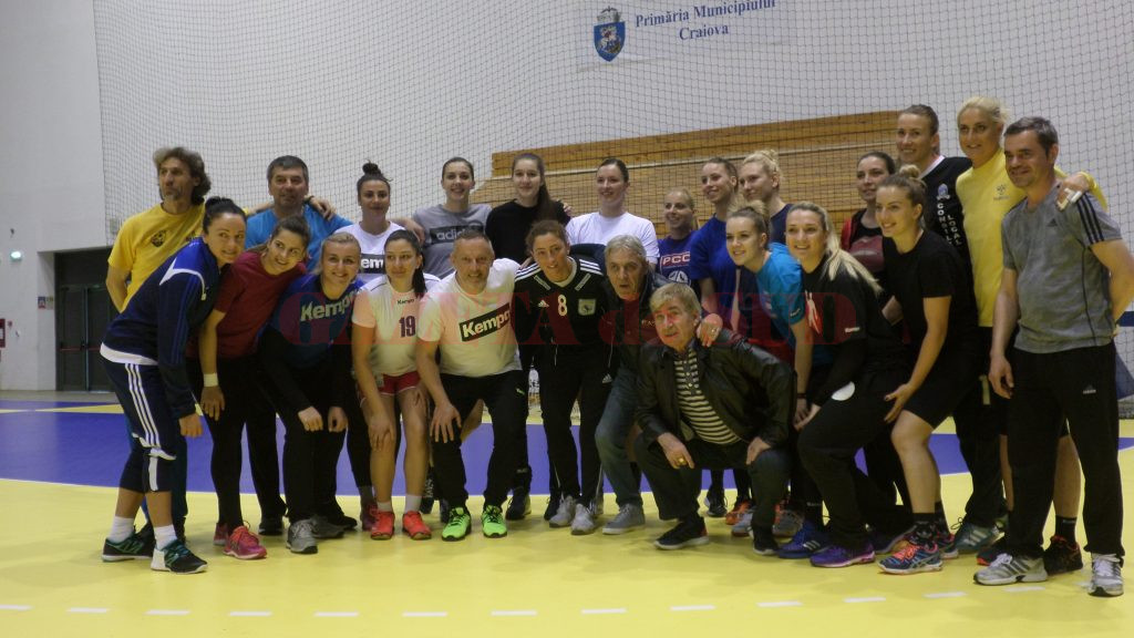 Jucătoarele au fost încurajată de doi dintre marii fotbalişti ai Craiovei Maxima, Aurică Beldeanu şi Sorin Cîrţu (foto: Daniela Mitroi-Ochea)