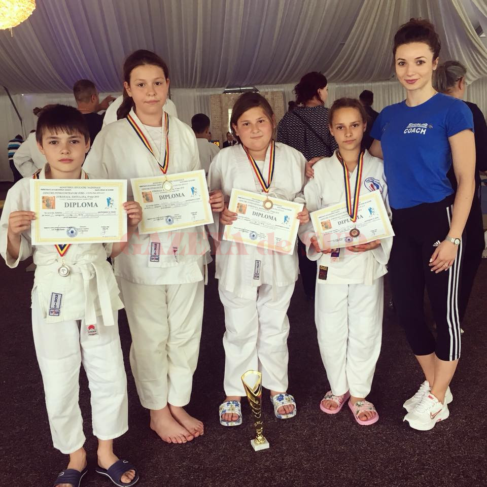 Amalia Doană și sportivii medaliați la Strehaia
