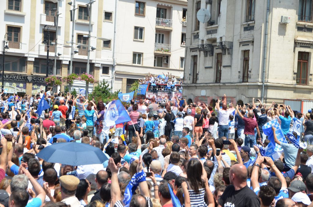 Mii de suporteri i-au aclamat pe jucătorii craioveni, care au venit în centrul orașului într-un autocar descoperit (foto: Claudiu Tudor)
