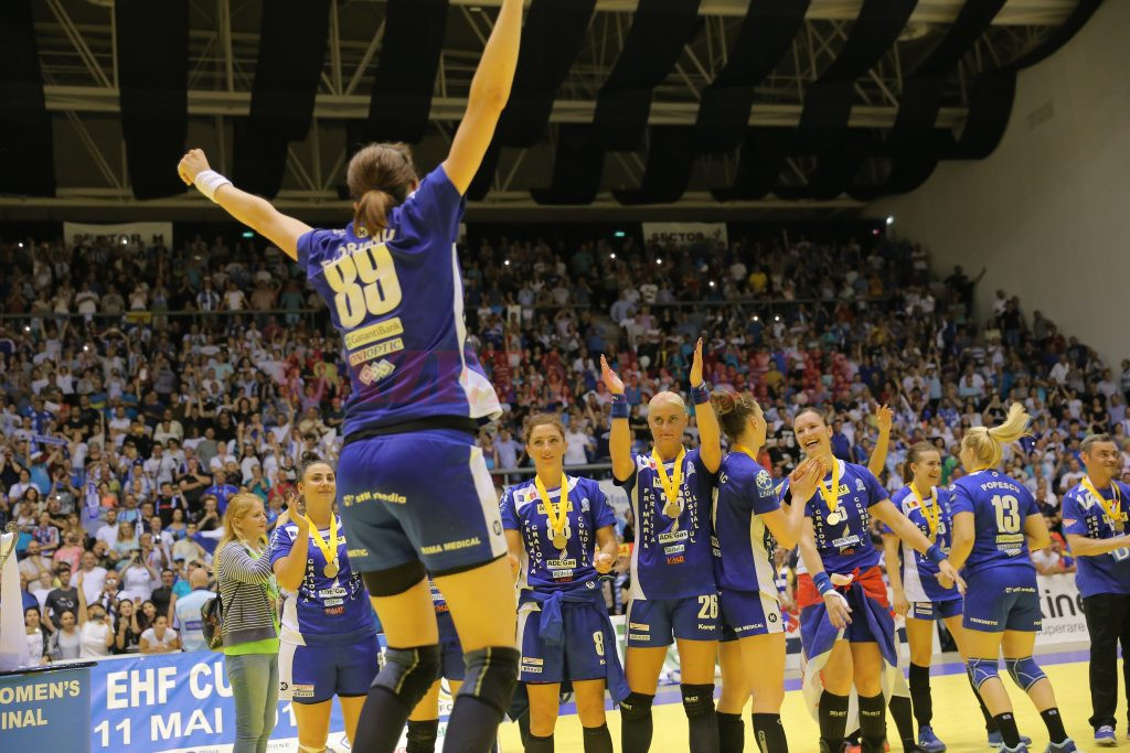 După ce au cucerit trofeul Cupei EHF, handbalistele din Bănie vor să ia medalie de argint în campionatul intern (foto: Claudiu Tudor)