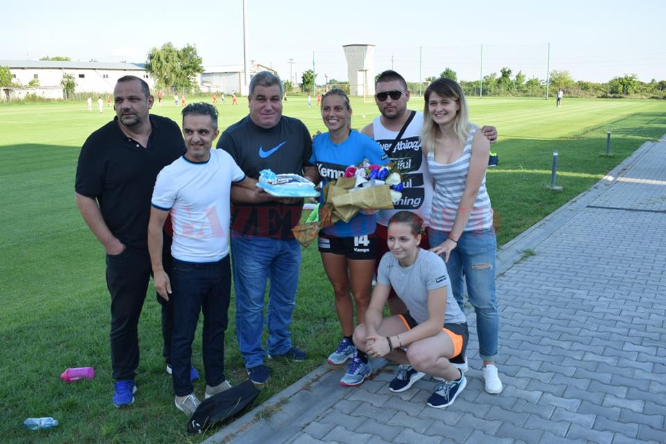 Suporterii i-au oferit jucătoarei Zeljka Nikolic flori şi un tort (sursa foto: Blue Legion Craiova Facebook)