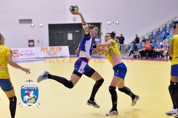 Cristina Zamfir (la minge) a rămas la SCM Craiova, echipă cu care va juca în Liga Campionilor (foto: SCM Craiova Handbal Oficial