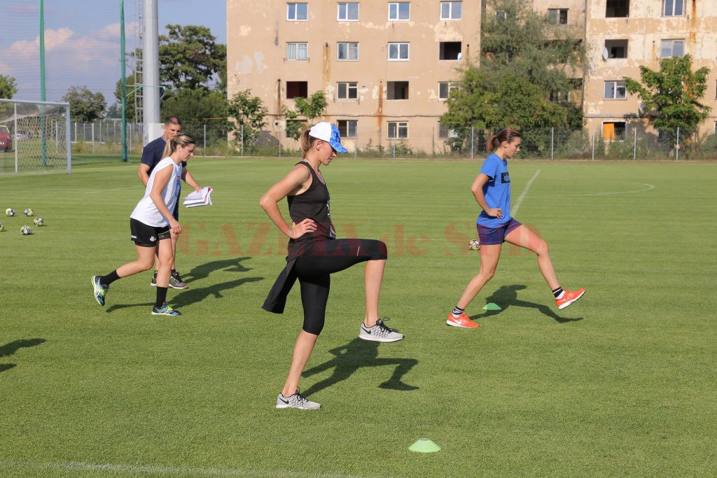 Cristina Zamfir, Flori Stanciu și celelalte colege de la SCM Craiova au început pregătirea (foto: Lucian Anghel)